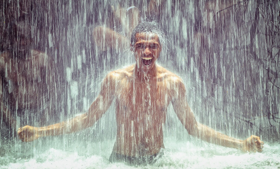 大量の水を浴びる男性